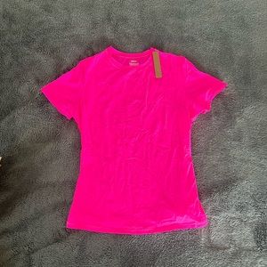 Skims “fits everybody” bright pink tee - size small, never worn